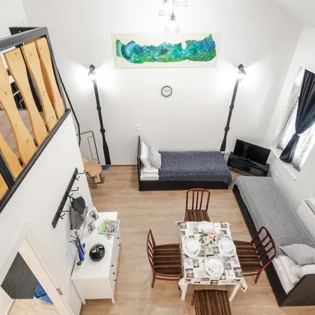 Modern Studio Lakas Koezel A Parthoz