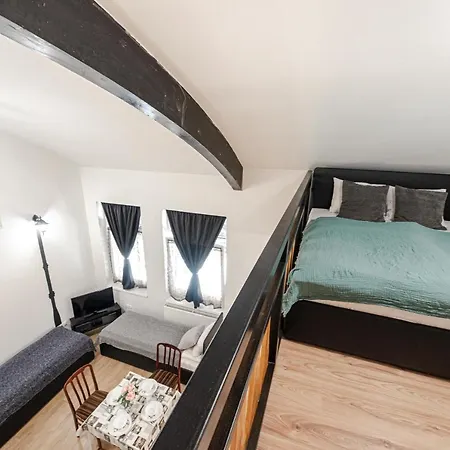 아파트 Modern Studio Lakas Koezel A Parthoz