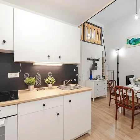 Modern Studio Lakas Koezel A Parthoz Siofok