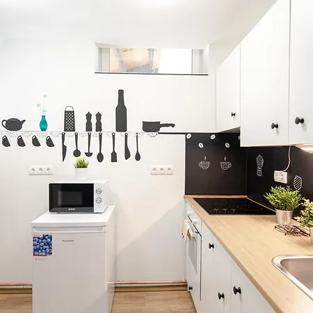 Modern Studio Lakas Koezel A Parthoz 아파트 *